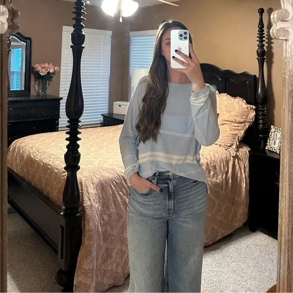 Calvin Klein Sweater - Picture 1 of 3